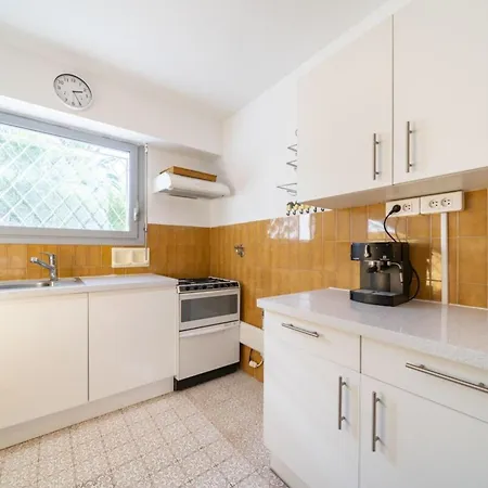 One Bedroom On The Garden Level Cannes