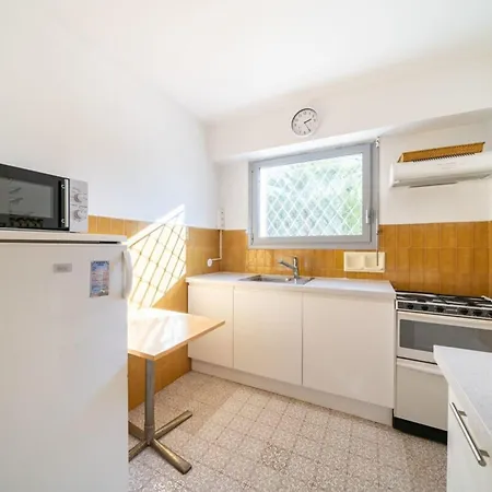 One Bedroom On The Garden Level * Cannes